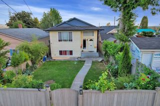 Photo 1: 32908 2ND Avenue in Mission: Mission BC House for sale : MLS®# R2812933