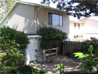 Main Photo: 31 610 McKenzie Ave in VICTORIA: SW Glanford Row/Townhouse for sale (Saanich West)  : MLS®# 504706
