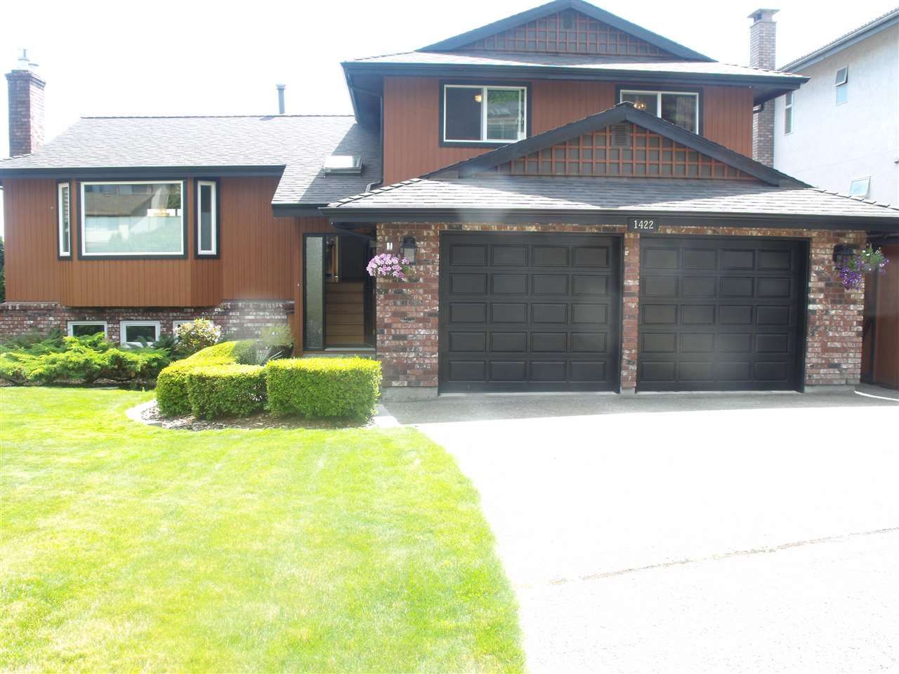 Main Photo: 1422 LANSDOWNE Drive in Coquitlam: Upper Eagle Ridge House for sale : MLS®# R2096768