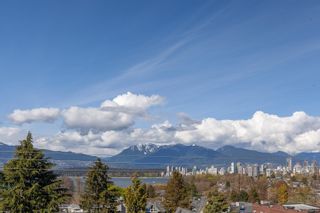 Photo 1: 405 2211 W 2ND Avenue in Vancouver: Kitsilano Condo for sale in "Kitsilano Terrace" (Vancouver West)  : MLS®# R2683496