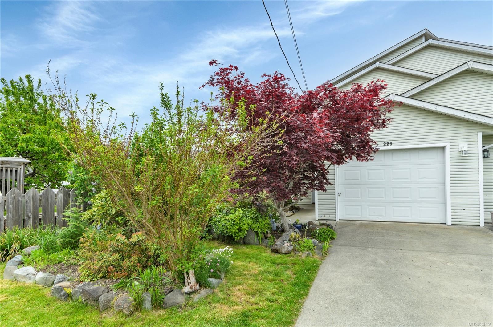 Main Photo: 223 Larwood Rd in Campbell River: CR Willow Point Half Duplex for sale : MLS®# 904195