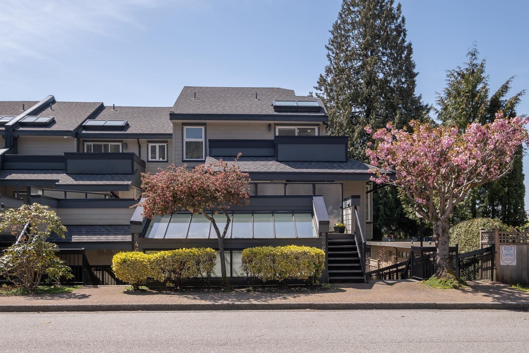 Main Photo: 2466 HAYWOOD Avenue in West Vancouver: Dundarave Townhouse for sale in "Dundarave Estates" : MLS®# R2774411