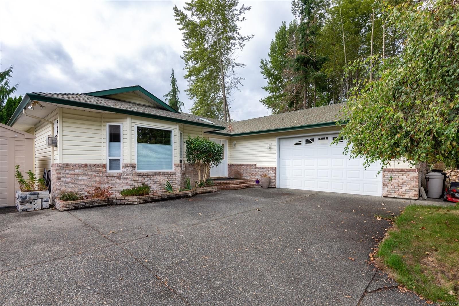 Main Photo: 691 Cooper St in Campbell River: CR Willow Point House for sale : MLS®# 856357