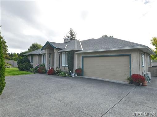 Main Photo: 815 Royal Oak Ave in VICTORIA: SE Broadmead House for sale (Saanich East)  : MLS®# 712662
