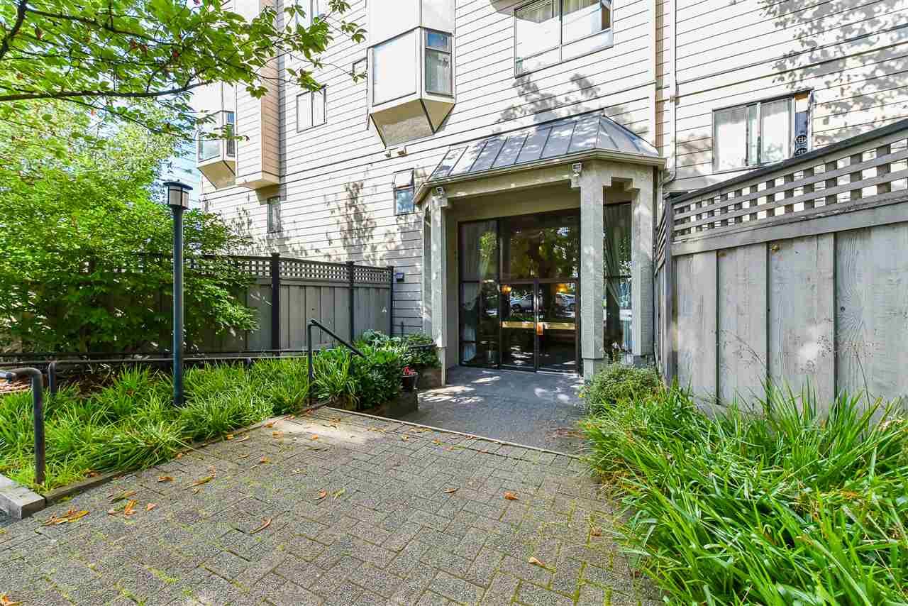 Main Photo: 407 777 EIGHTH Street in New Westminster: Uptown NW Condo for sale in "Moody Gardens" : MLS®# R2479408