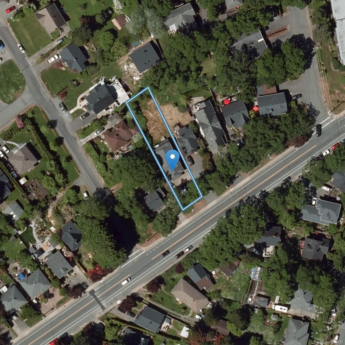 Aerial photo with outline of 984 Cloverdale Avenue.