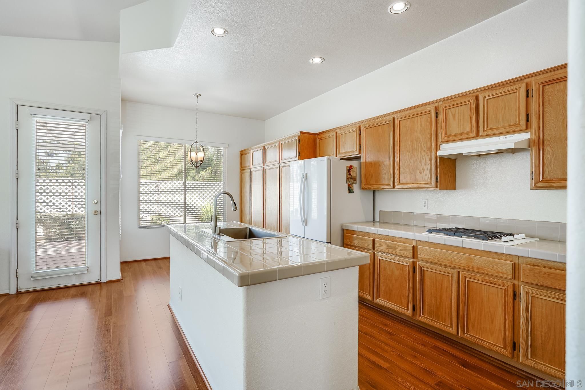 Photo 5: Photos: SOUTHWEST ESCONDIDO House for sale : 4 bedrooms : 1452 Knoll Park Glen in Escondido