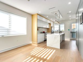 Photo 11: 7227 VICTORIA Drive in Vancouver: Fraserview VE 1/2 Duplex for sale in "FRASERVIEW" (Vancouver East)  : MLS®# R2764784