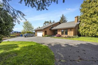 Photo 2: 2350 Styan Rd in Central Saanich: CS Tanner House for sale : MLS®# 901447