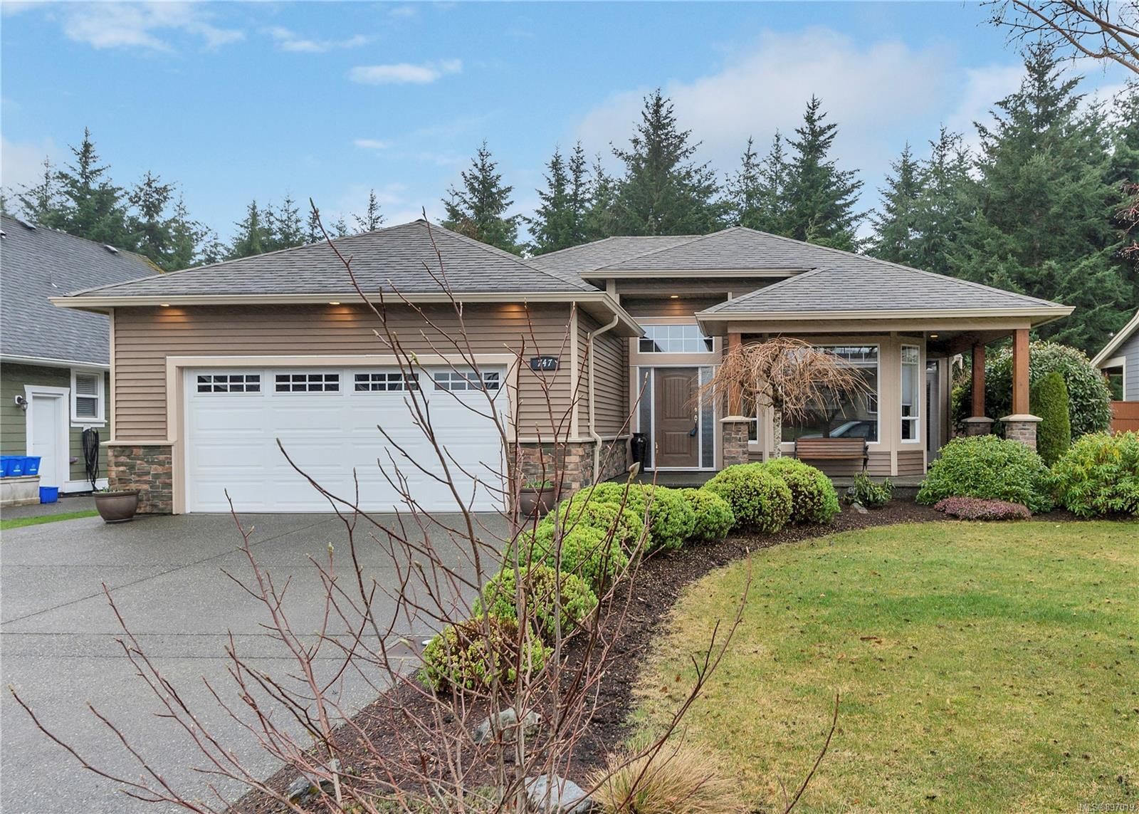 Main Photo: 747 Cameleon Pl in Campbell River: CR Willow Point House for sale : MLS®# 897019