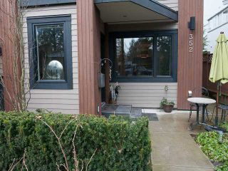 Photo 2: 352 E 3RD Street in North Vancouver: Lower Lonsdale Townhouse for sale in "PARKS ON THIRD" : MLS®# V936656