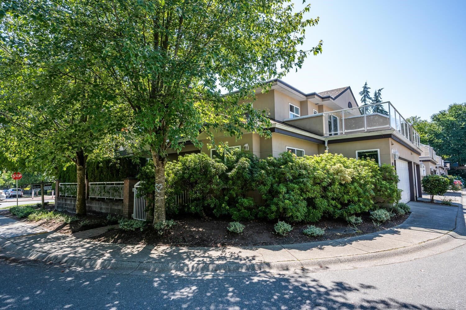 Main Photo: 1 15875 84 Avenue in Surrey: Fleetwood Tynehead Townhouse for sale in "ABBEY ROAD TOWNHOUSES" : MLS®# R2712406