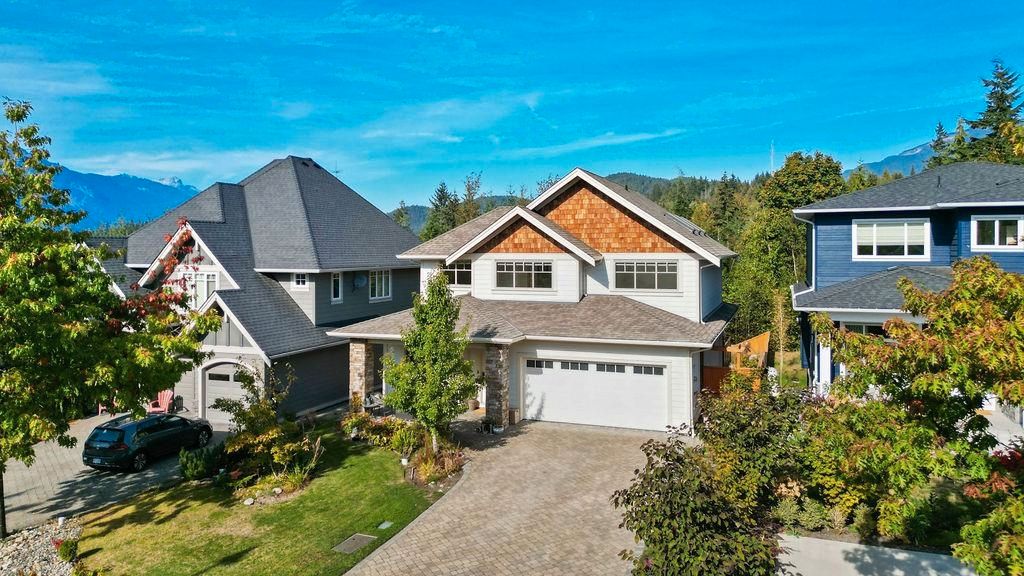 Main Photo: 40893 THE CRESCENT in Squamish: University Highlands House for sale in "University Heights" : MLS®# R2732503