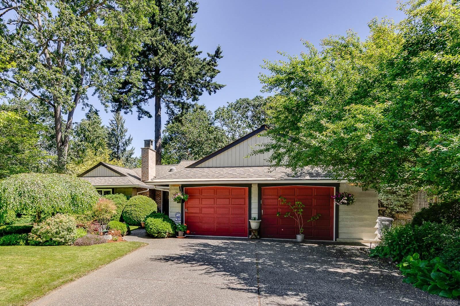 Main Photo: 932 Woodhall Dr in Saanich: SE High Quadra House for sale (Saanich East)  : MLS®# 909362