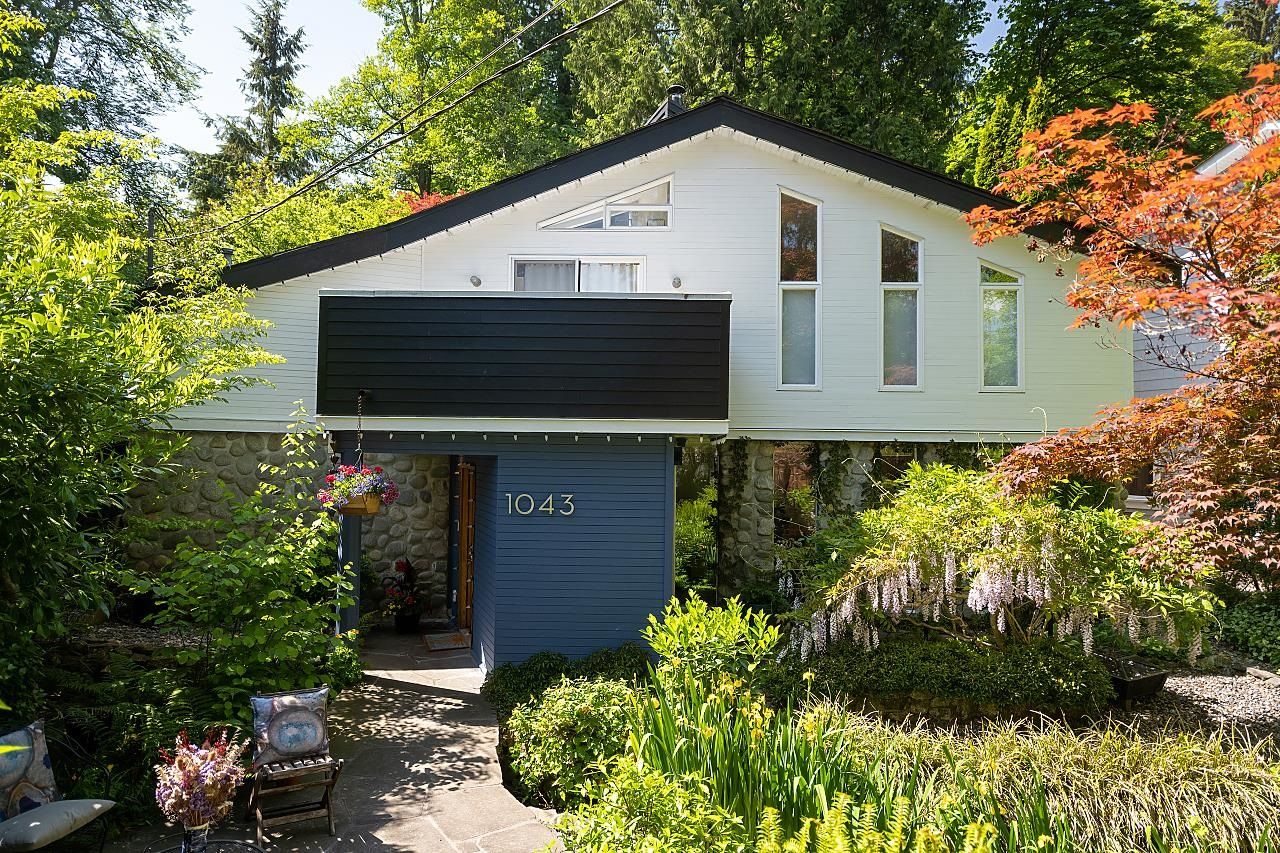 Main Photo: 1043 KINLOCH Lane in North Vancouver: Deep Cove House for sale : MLS®# R2812302