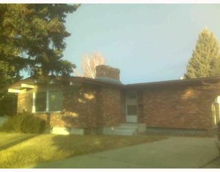 Photo 2: 82 CHINOOK Drive SW in CALGARY: Chinook Park Residential Detached Single Family for sale (Calgary)  : MLS®# C3402049