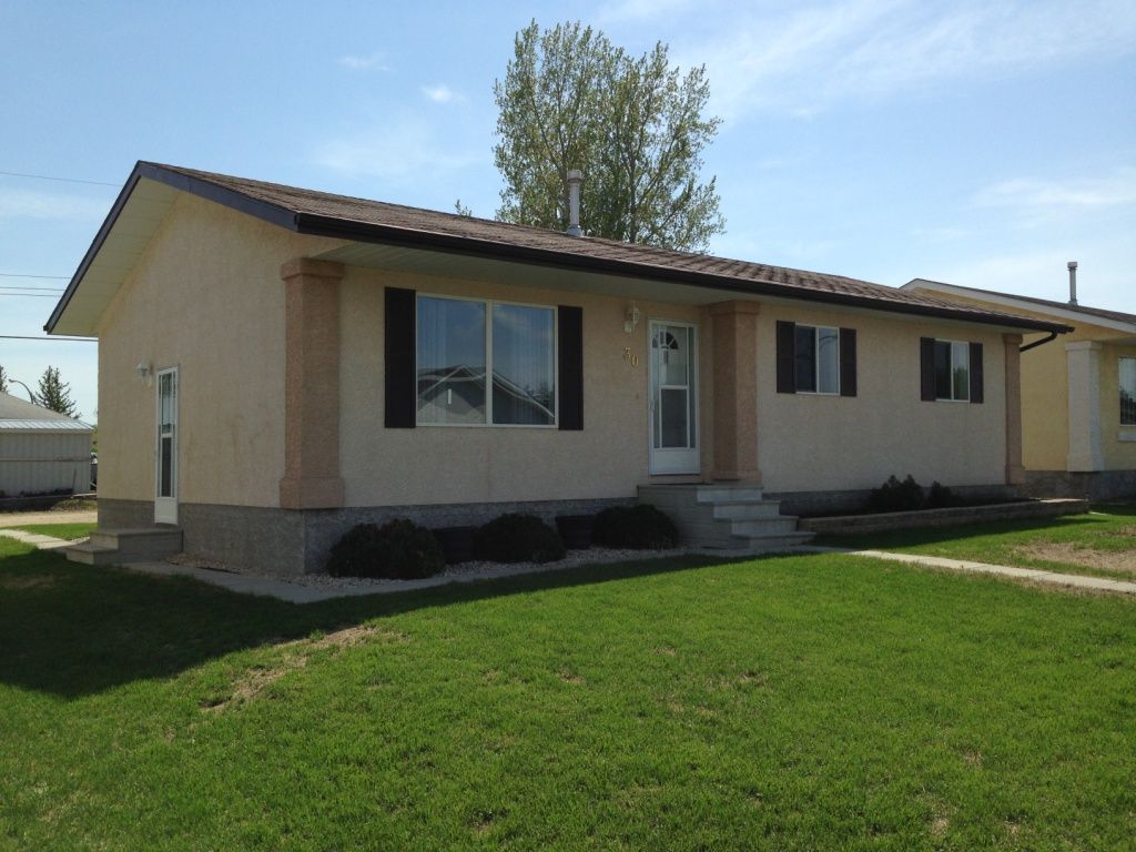 Main Photo: 30 Kaatz Drive in Beausejour: South End House for sale