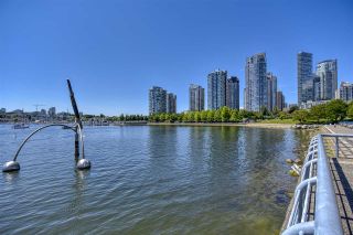 Photo 4: 105 1383 MARINASIDE Crescent in Vancouver: Yaletown Townhouse for sale in "COLUMBUS" (Vancouver West)  : MLS®# R2478306