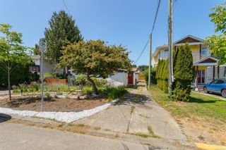 Photo 2: 482 Foster St in Esquimalt: Es Saxe Point Half Duplex for sale : MLS®# 933346