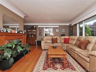Photo 3: 2041 Allenby St in VICTORIA: OB Henderson House for sale (Oak Bay)  : MLS®# 615714
