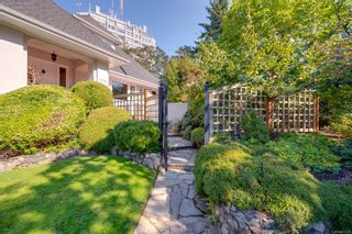 Photo 6: 1520 Regents Pl in Victoria: Vi Rockland House for sale : MLS®# 923117