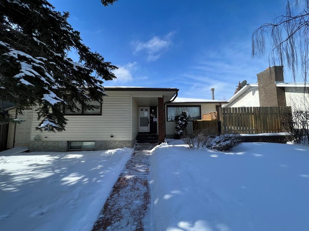 Main Photo: 835 Rundleside Drive NE in Calgary: Rundle Detached for sale : MLS®# A2029170
