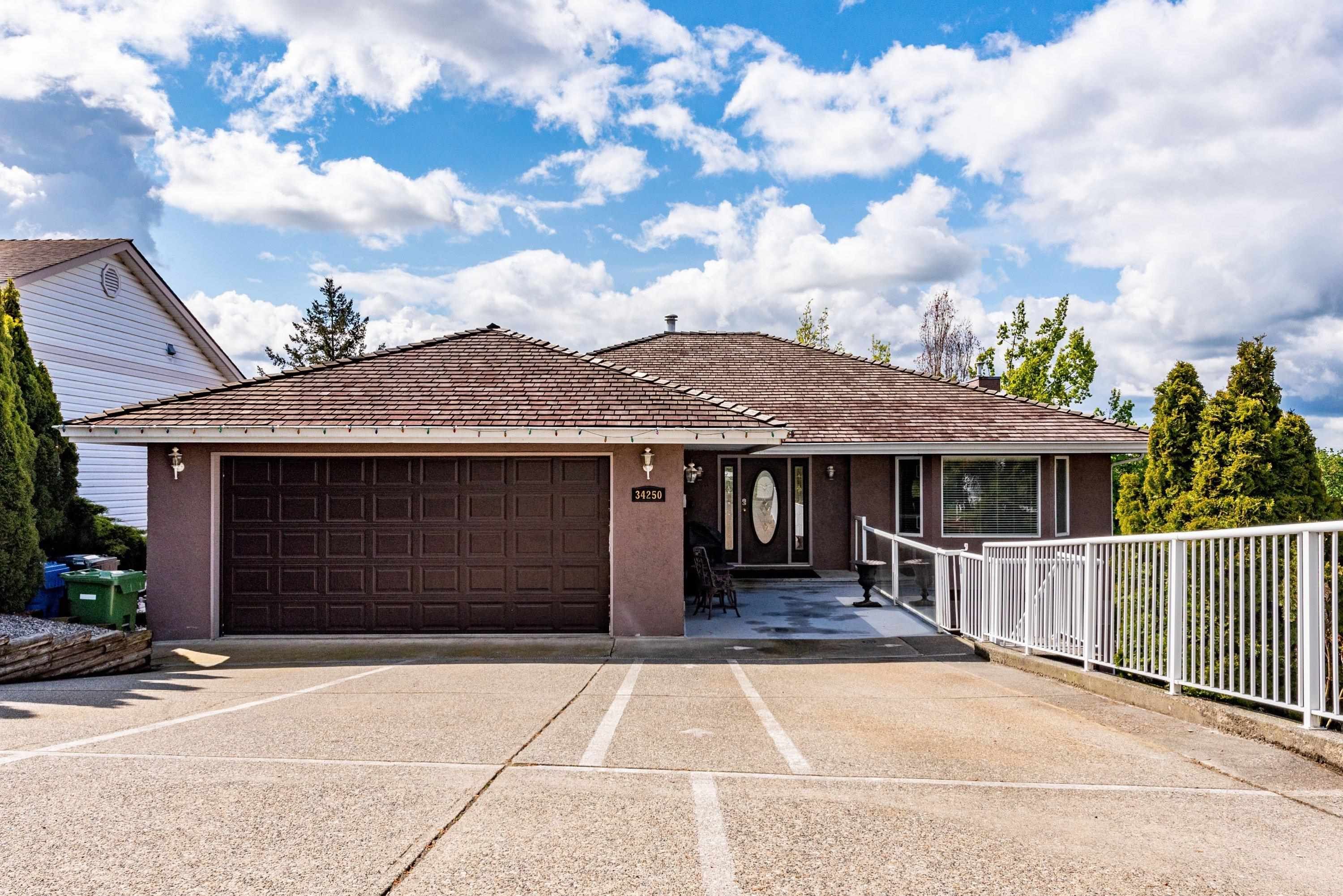 Main Photo: 34250 FRASER Street in Abbotsford: Central Abbotsford House for sale : MLS®# R2688492