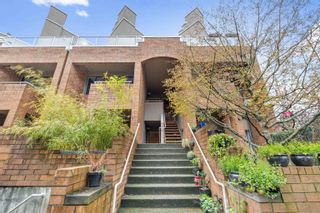 Photo 2: 4 744 W 7TH Avenue in Vancouver: Fairview VW Townhouse for sale in "Willow Arbor" (Vancouver West)  : MLS®# R2772764