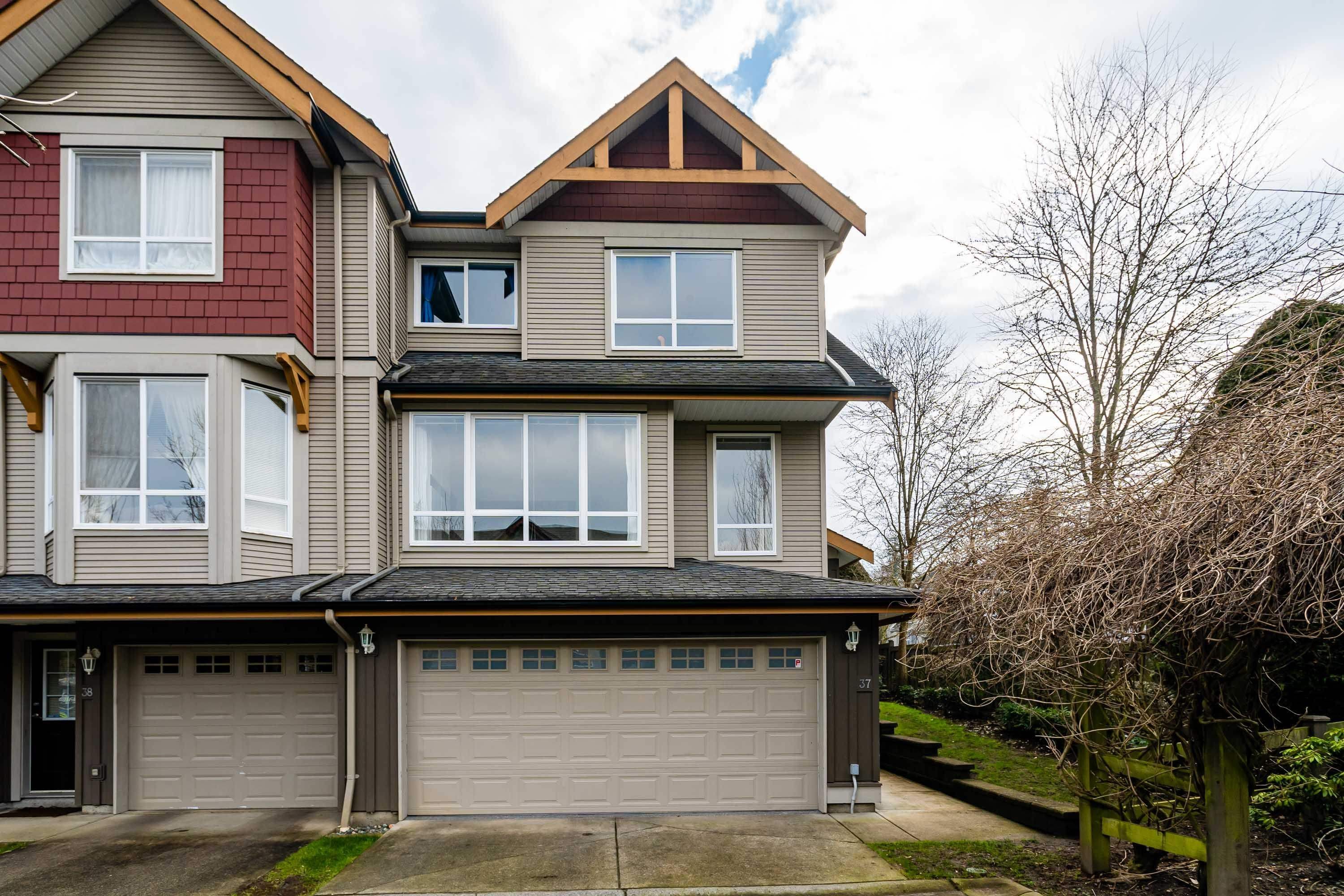 Main Photo: 37 16789 60 Avenue in Surrey: Cloverdale BC Townhouse for sale in "Laredo" (Cloverdale)  : MLS®# R2652367