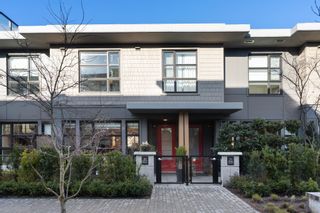 Photo 1: 207 1055 RIDGEWOOD Drive in North Vancouver: Edgemont Townhouse for sale in "Connaught Grosvenor" : MLS®# R2745864