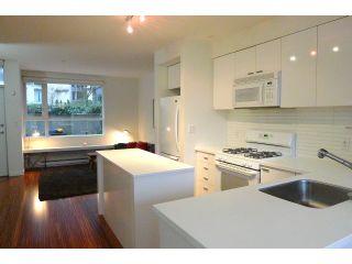 Photo 3: 2715 PRINCE EDWARD Street in Vancouver: Mount Pleasant VE Townhouse for sale in "UNO" (Vancouver East)  : MLS®# V1050307