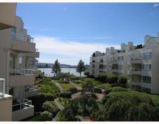 Photo 1: 312 1150 QUAYSIDE Drive in New_Westminster: Quay Condo for sale in "Westport" (New Westminster)  : MLS®# V667028