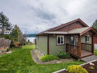 Photo 1: 588 N FLETCHER Road in Gibsons: Gibsons & Area House for sale (Sunshine Coast)  : MLS®# R2254074