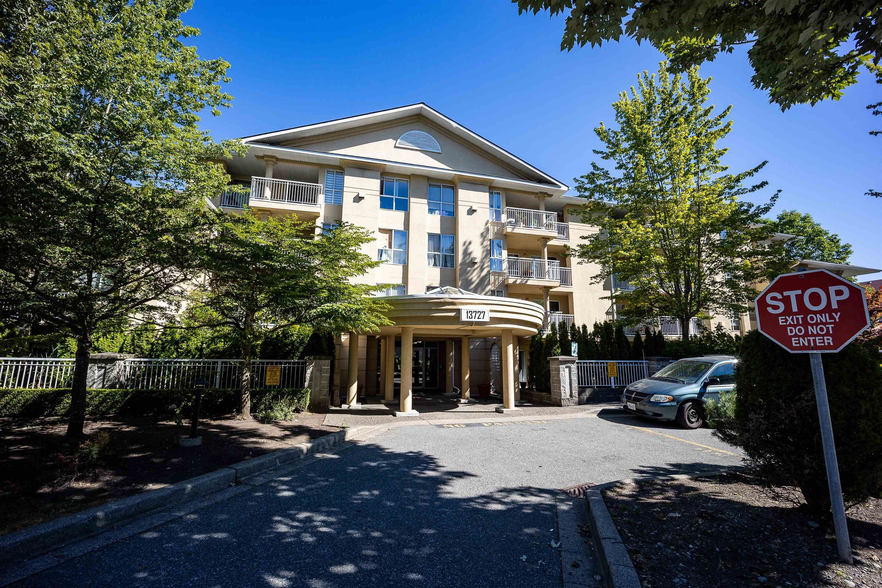 Main Photo: 102 13727 74 Avenue in Surrey: East Newton Condo for sale in "King's Court" : MLS®# R2713996