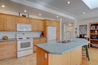 Photo 4: 2555 Kilgary Pl in Saanich: SE Cadboro Bay House for sale (Saanich East)  : MLS®# 913576