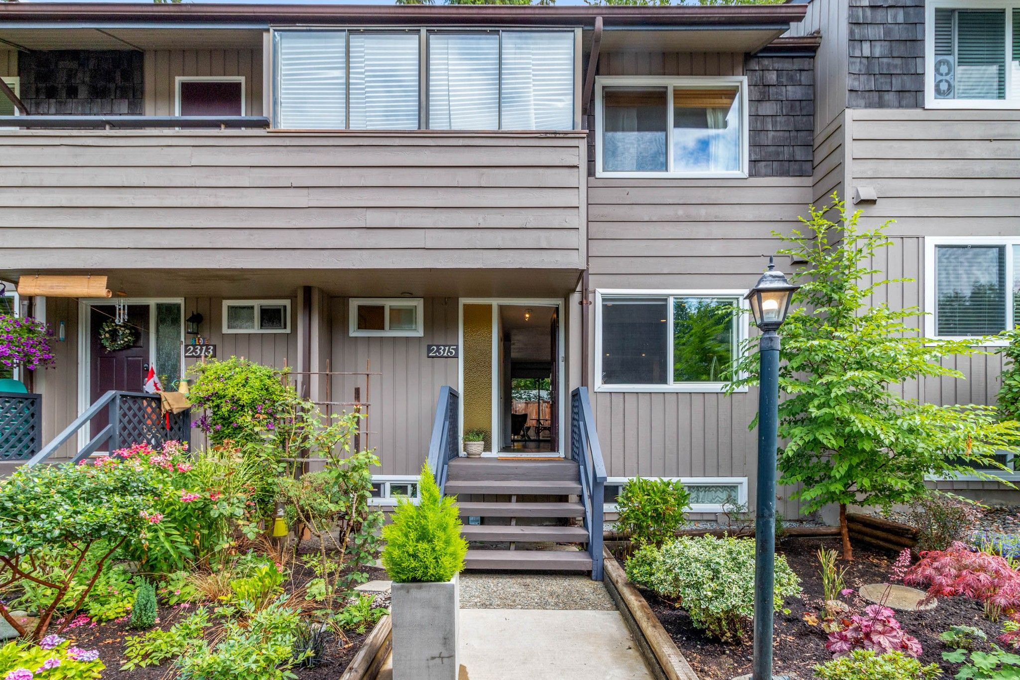 Main Photo: 2315 MOUNTAIN Highway in North Vancouver: Lynn Valley Townhouse for sale in "Yorkwood Park" : MLS®# R2483736