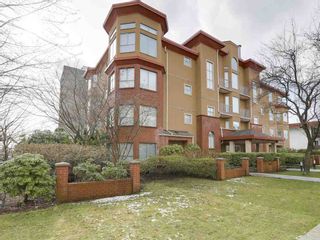 Photo 1: 402 111 W 5TH Street in North Vancouver: Lower Lonsdale Condo for sale in "CARMEL PLACE II" : MLS®# R2144566