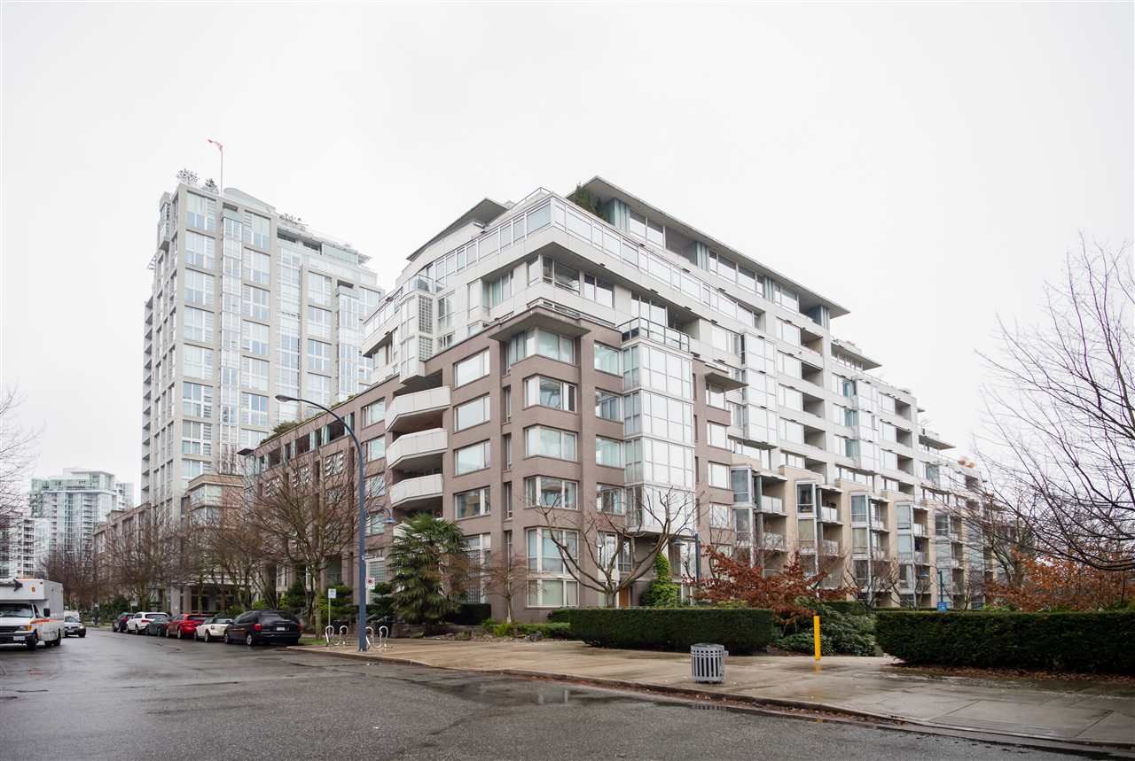 Main Photo: TH103 1288 MARINASIDE CRESCENT in Vancouver: Yaletown Townhouse for sale (Vancouver West)  : MLS®# R2229944
