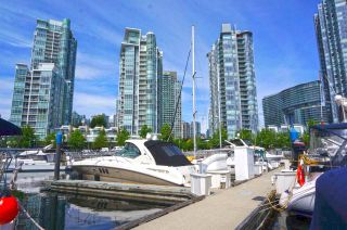 Photo 4: 39 1088 MARINASIDE Crescent in Vancouver: Yaletown Condo for sale in "QUAYSIDE MARINA" (Vancouver West)  : MLS®# R2449993