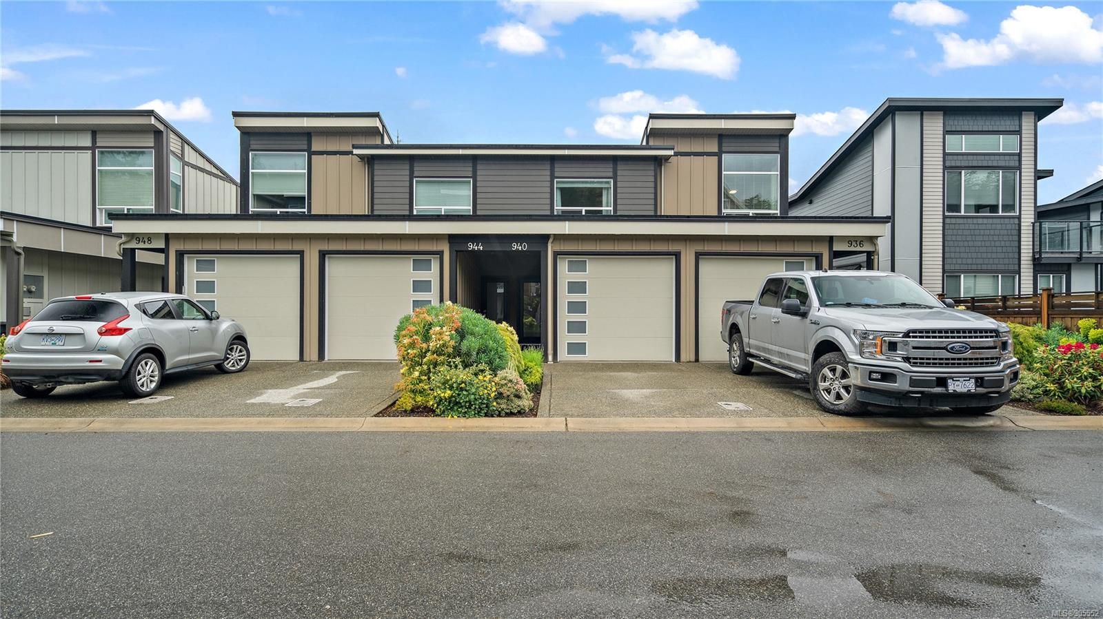 Main Photo: 940 Warbler Close in Langford: La Happy Valley Row/Townhouse for sale : MLS®# 905552