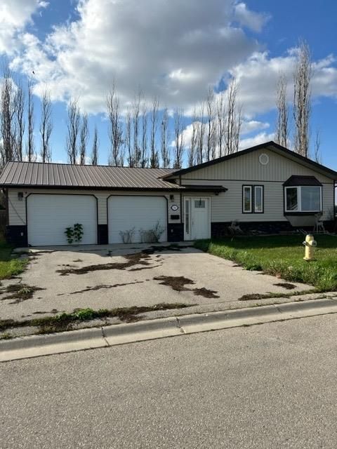 Main Photo: 702 WILLOW BAY Bay in Portage La Prairie: Northeast - North of the Tracks Residential for sale (P07 - NE - North of Tracks)  : MLS®# 202402728