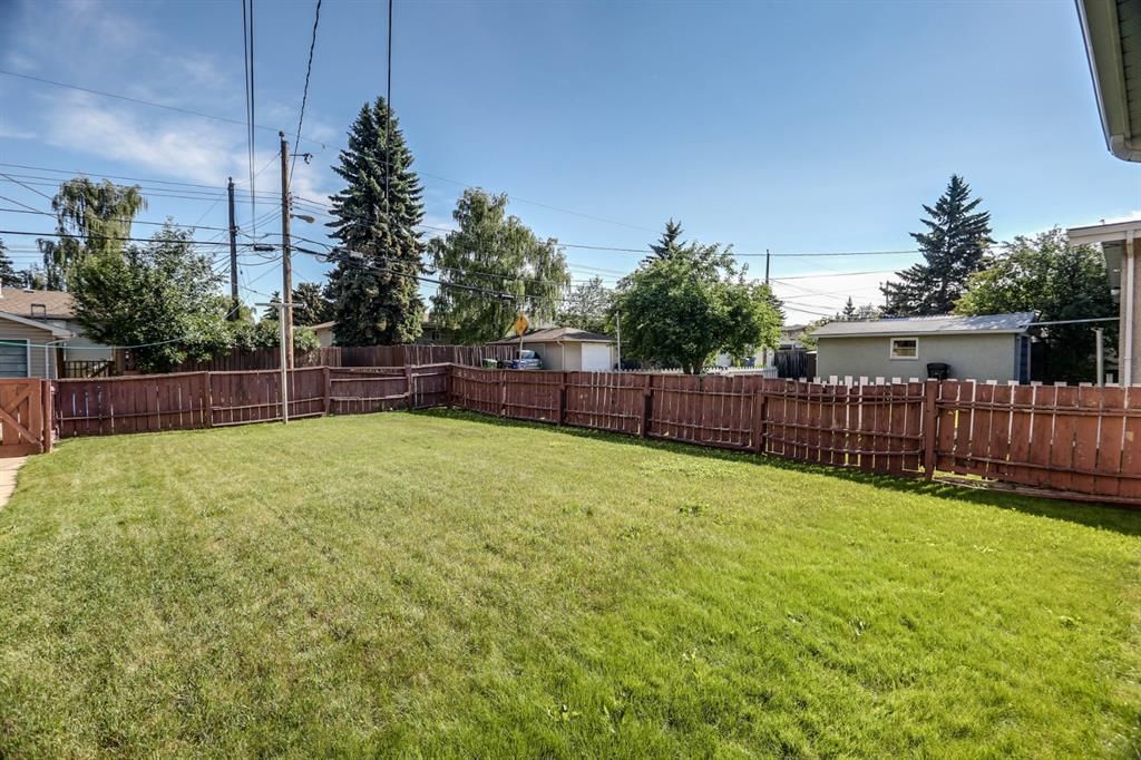 Photo 4: Photos: 2028 8 Avenue NE in Calgary: Mayland Heights Detached for sale : MLS®# A1034570