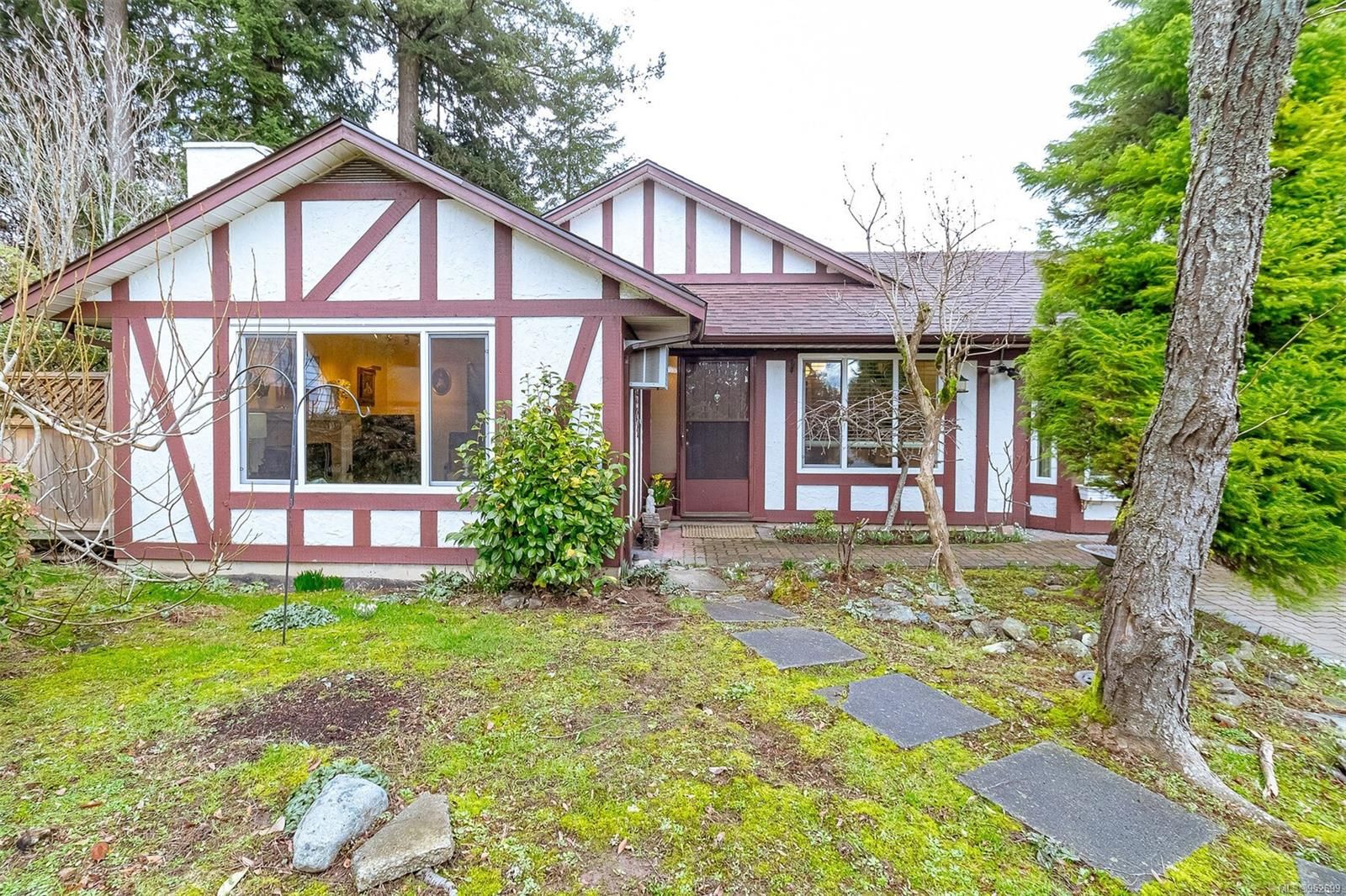 Lovingly maintained 3 bedroom rancher