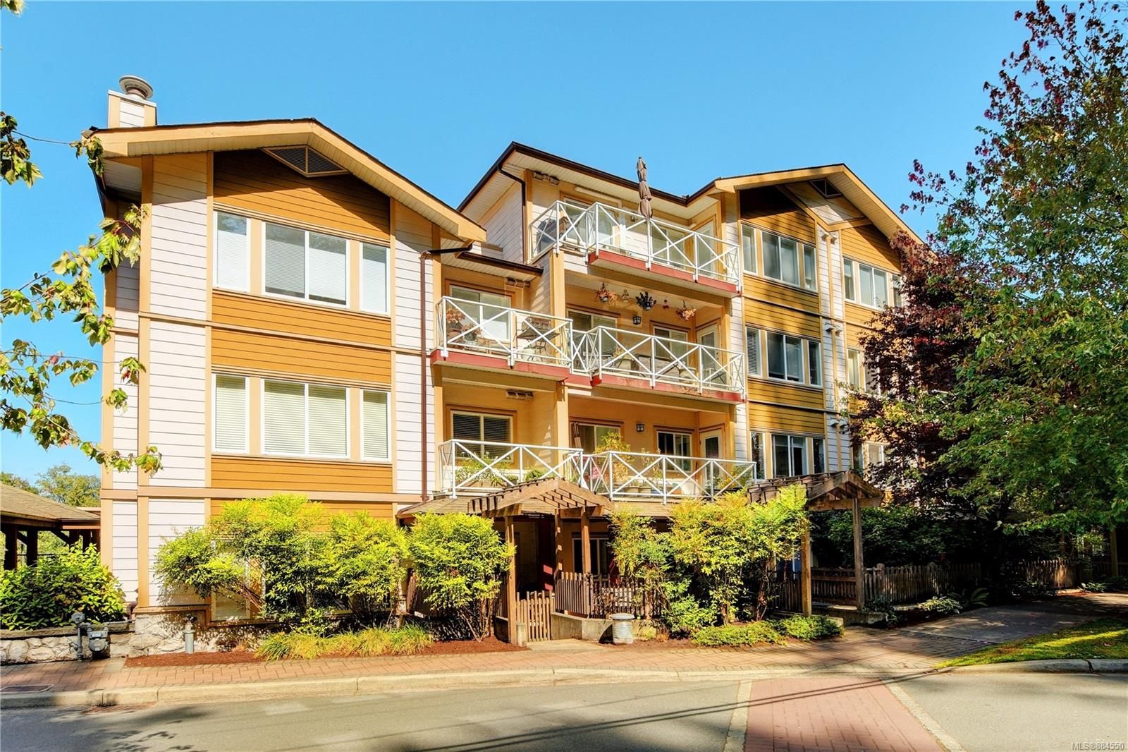 Main Photo: 307 360 Goldstream Ave in Colwood: Co Colwood Corners Condo for sale : MLS®# 884550
