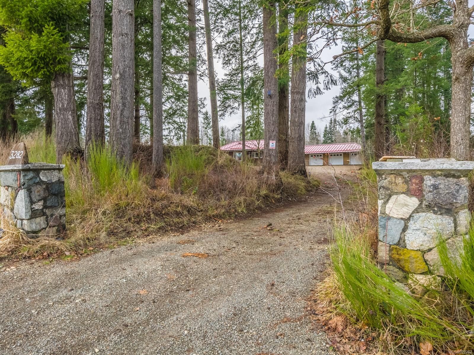 Main Photo: 3282 Piercy Rd in Courtenay: CV Courtenay West House for sale (Comox Valley)  : MLS®# 922207