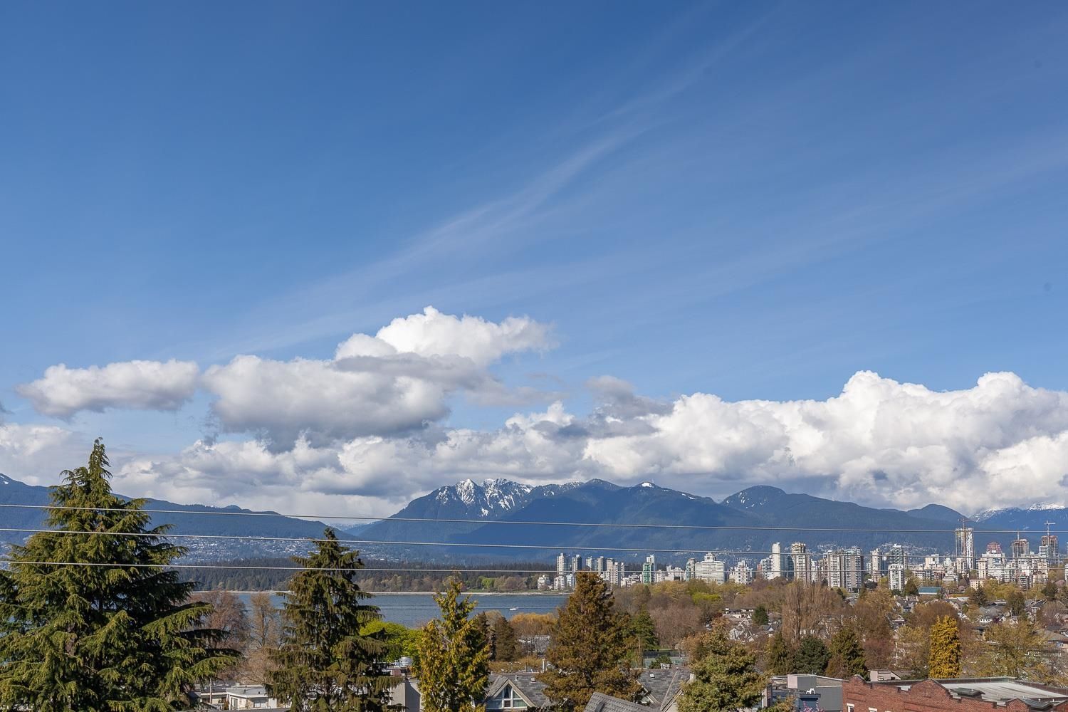Main Photo: 405 2211 W 2ND Avenue in Vancouver: Kitsilano Condo for sale in "Kitsilano Terrace" (Vancouver West)  : MLS®# R2683496