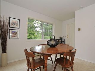 Photo 10: 423 Creed Pl in View Royal: VR Hospital House for sale : MLS®# 619958