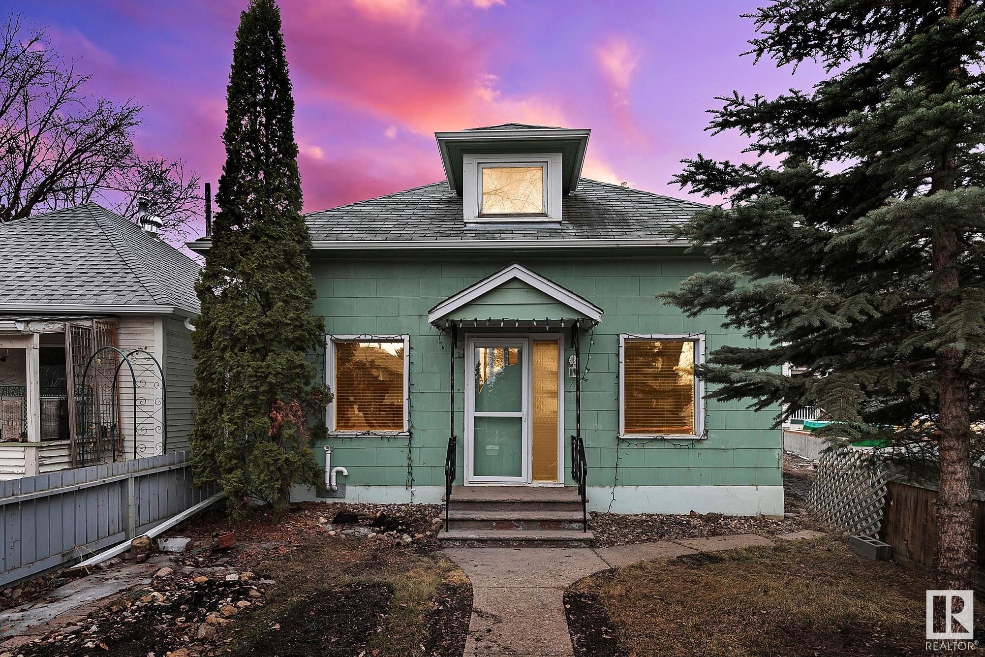 Main Photo: 10146 92 Street in Edmonton: Zone 13 House for sale : MLS®# E4314794