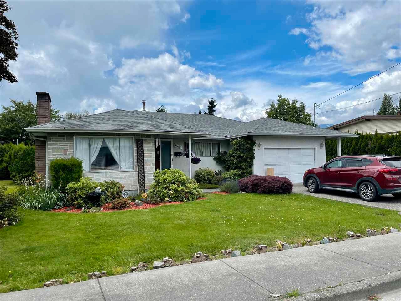 Main Photo: 8561 BROADWAY Street in Chilliwack: Chilliwack E Young-Yale House for sale : MLS®# R2593236