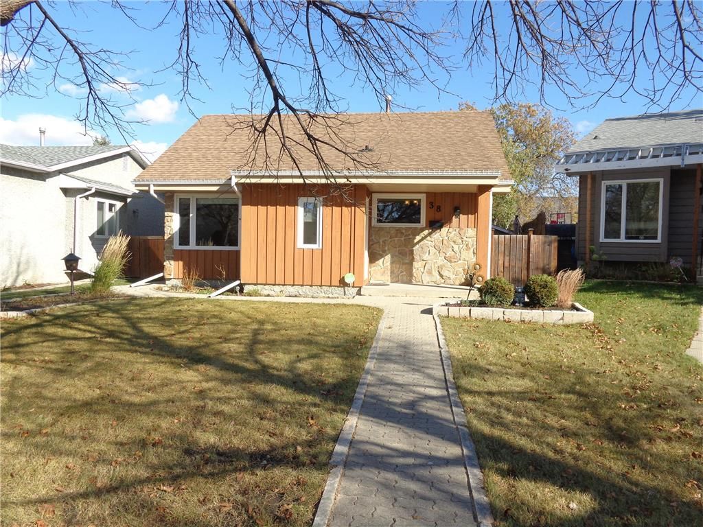 Main Photo: 38 Woodfield Bay in Winnipeg: Charleswood Residential for sale (1G)  : MLS®# 202025175
